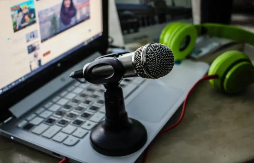 podcast microphone, featured image on a blog describing different podcast microphone options that are budget friendly